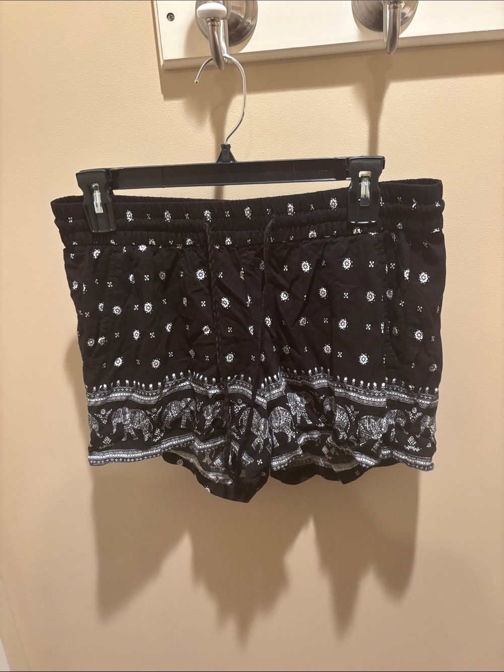 Old Navy Black Bandana-Print Elastic-Waist Women’s Shorts